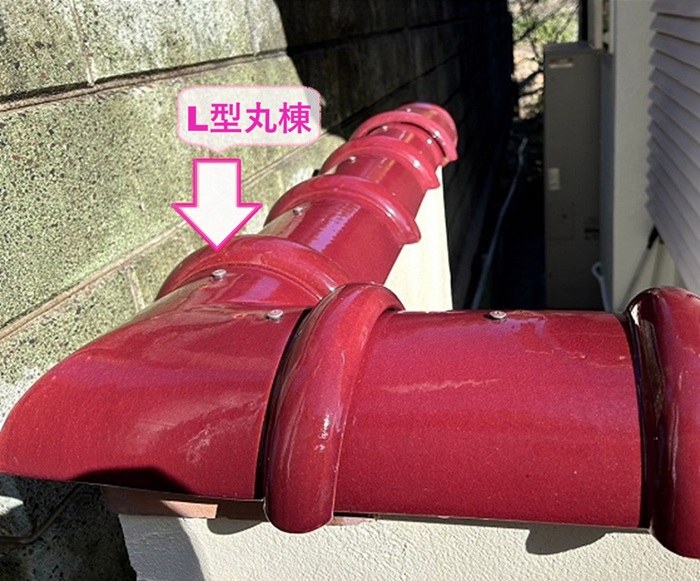 擁壁天端の保護工事でコーナー部分にはL型丸棟を取り付けている様子