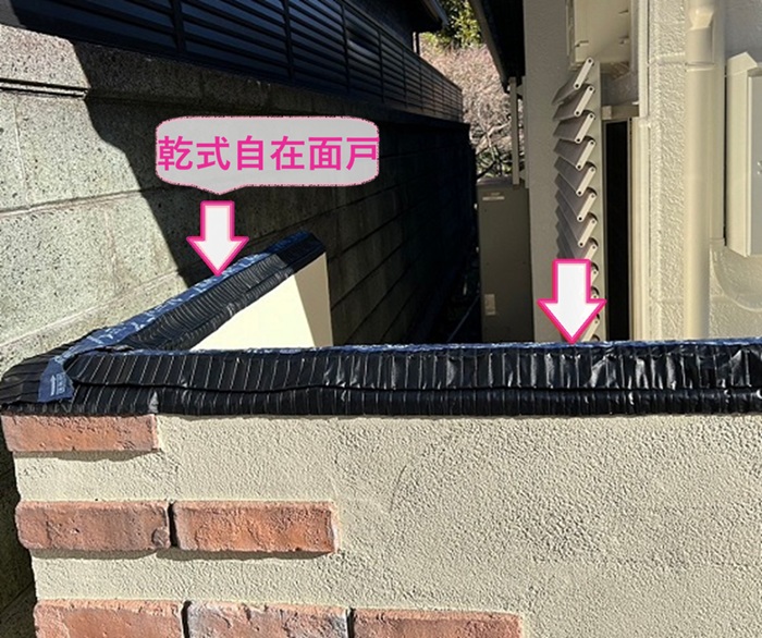 擁壁天端の保護工事で垂木の上に乾式自在面戸を貼っている様子