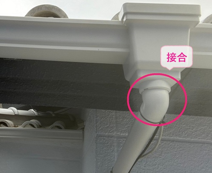 雨樋リフォームで竪樋と集水器を接合している様子