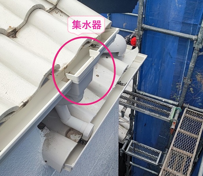 雨樋リフォームで集水器を取り付けている様子