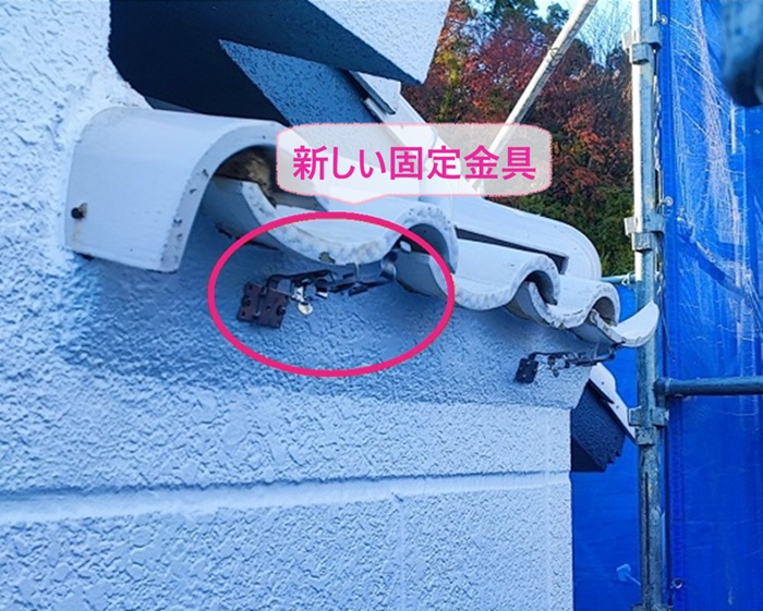 雨樋リフォームで既存の雨樋を撤去して新しい固定金具を取り付けている様子