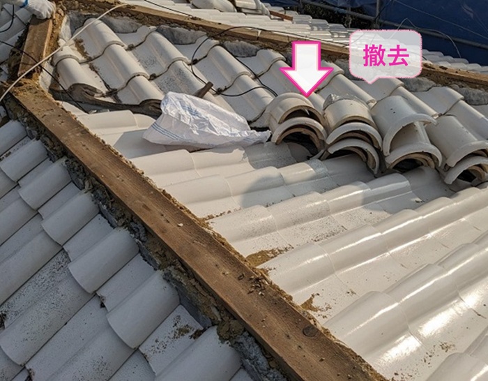 耐震工法を行う棟瓦補修で既存の棟瓦と下地材を撤去している様子