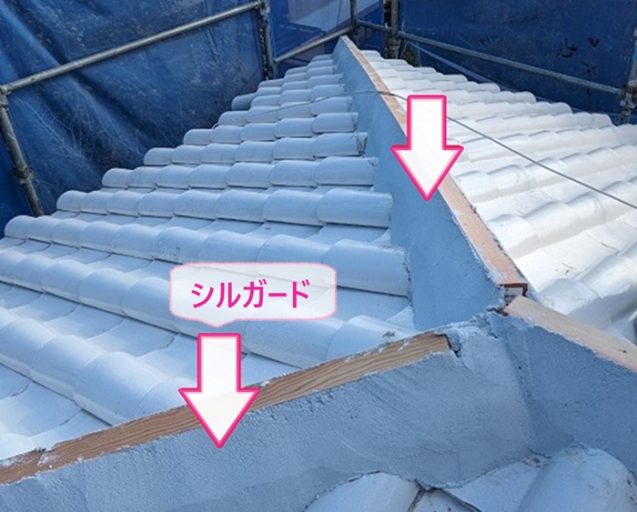 耐震工法を行う棟瓦補修でシルガードを打設している様子