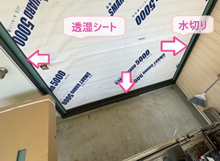 外壁の破損の部分張り替え補修で透湿シートを貼っている様子
