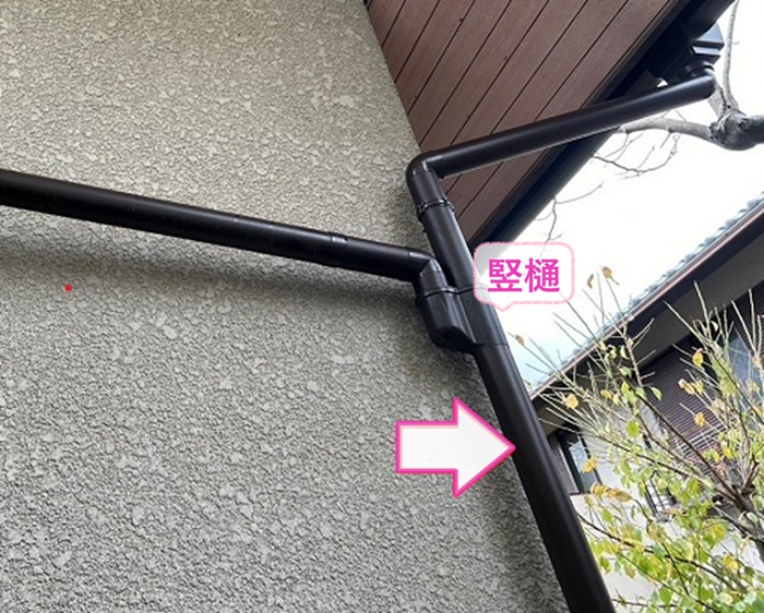 雨樋リニューアルで新しい竪樋に取り替えている様子