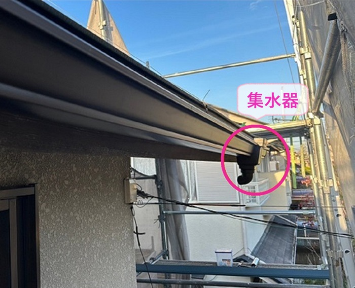 雨樋リニューアルで軒樋の排水部分に集水器を取り付けている様子