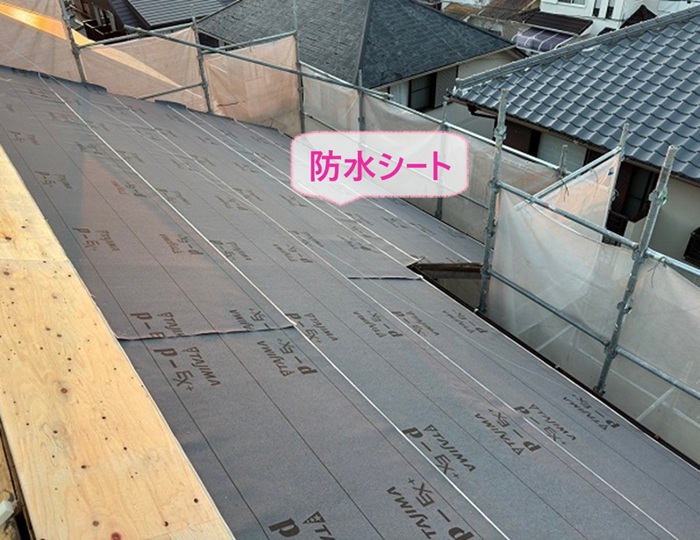 屋根リフォームで重要な防水シートを貼っている様子