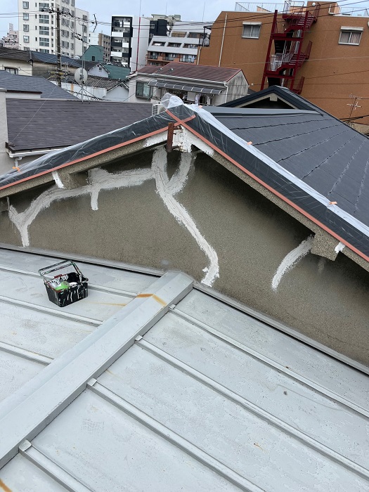 尼崎市で増築屋根の部分修理を行う前の様子