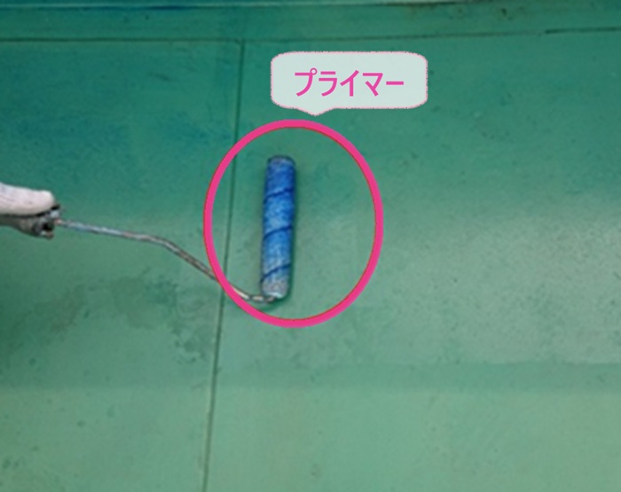 通気層付き塗膜防水で修繕する陸屋根でプライマーを塗っている様子