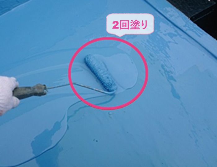 漏水した陸屋根の修繕でウレタン防水を２回塗りしている様子