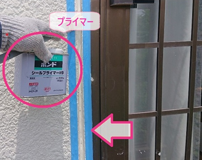 外壁クラック補修でプライマーを塗っている様子