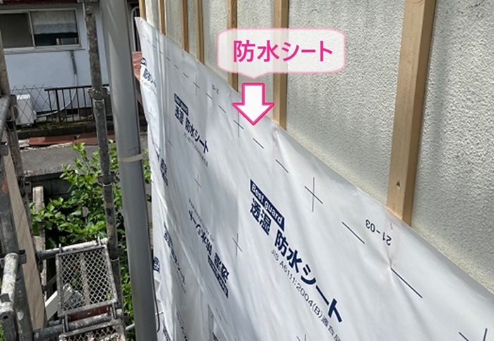 モルタル壁の外壁カバー工事で防水シートを貼っている様子