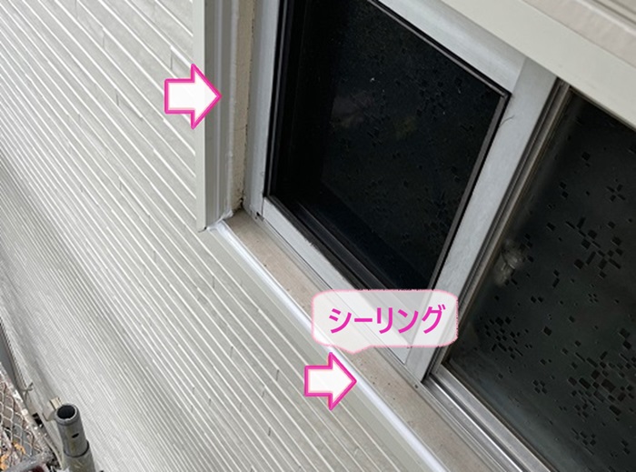 金属サイディングを使用した外壁カバー工事でシーリングを打っている様子