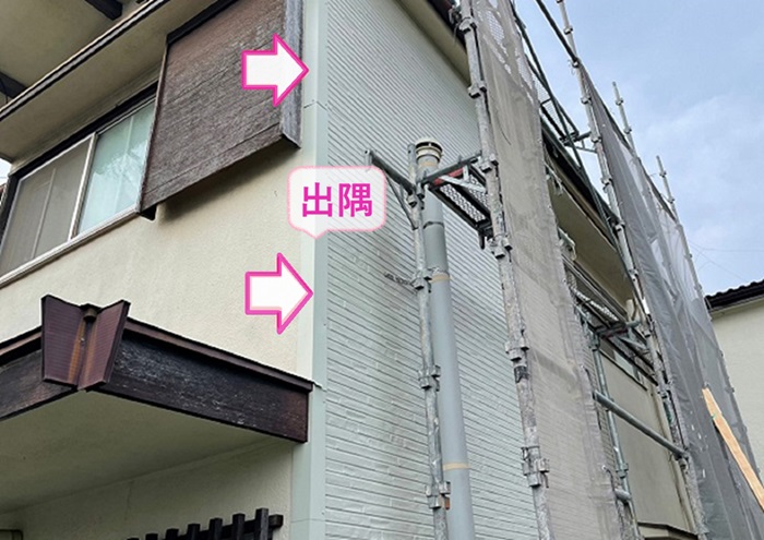 ケイミューの金属サイディングを使用した外壁カバー工事で出隅を取り付けている様子
