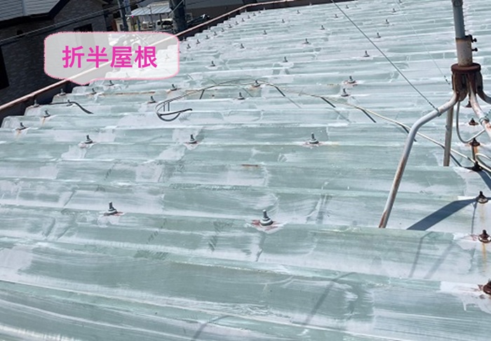 明石市でボルト錆対策をする既存のノコギリ形状の折板屋根の様子