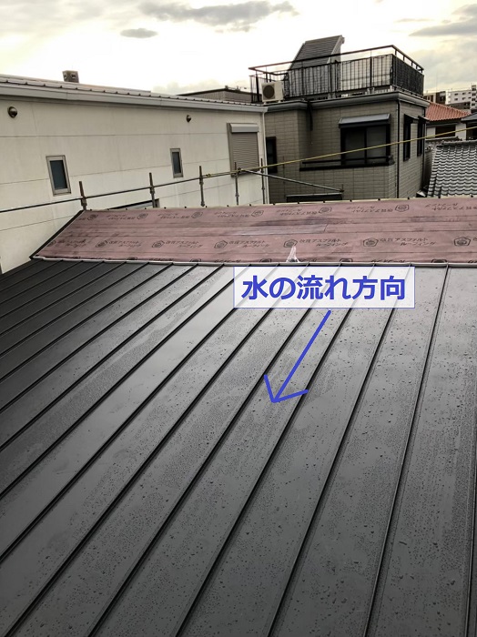 加古川市で緩傾斜な屋根へ立平葺きを行っている様子