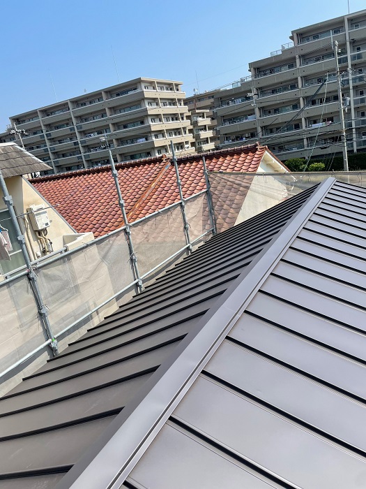 神戸市須磨区で積水瓦Uからガルバリウム鋼板屋根材へ葺き替えた後の様子