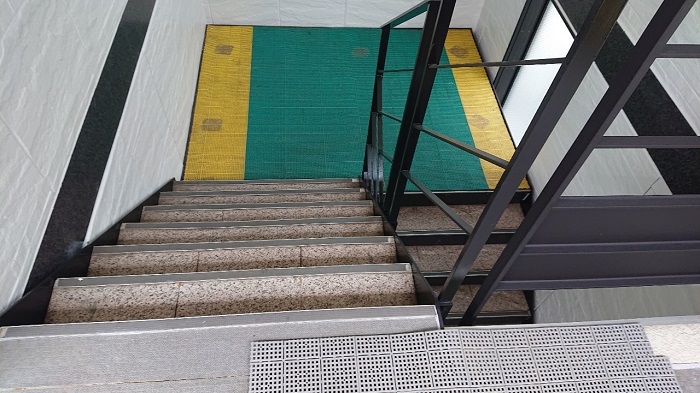 芦屋市で4階建てハイツの劣化した共用階段のステップシートを貼り替える前の様子