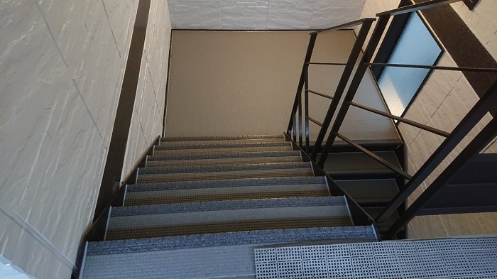 芦屋市で4階建てハイツの劣化した共用階段のステップシートを貼り替えた後の様子