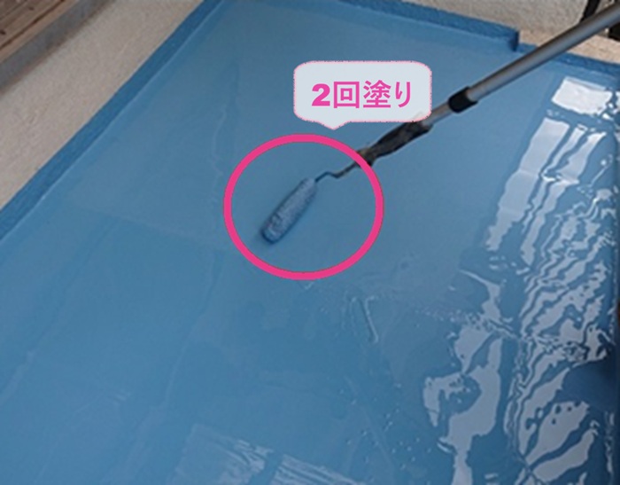 バルコニー床の塗膜防水でウレタン防水を２回塗りしている様子
