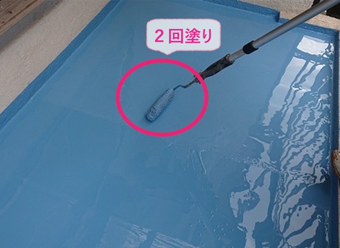 ベランダ床のクラック対策でウレタン防水を２回塗りしている様子