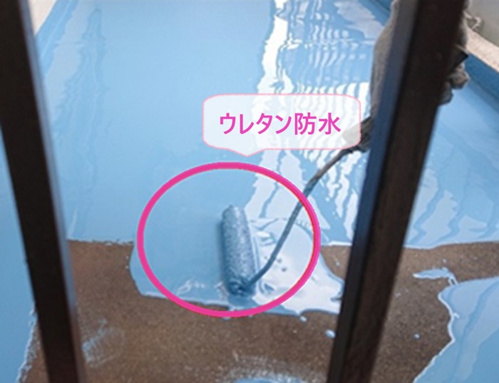 バルコニー床の塗膜防水でウレタン防水を塗っている様子