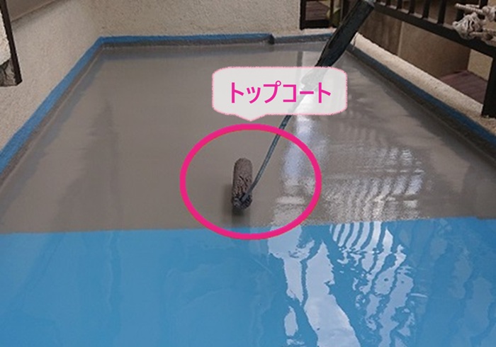 ベランダ床のクラック対策でトップコートを塗っている様子