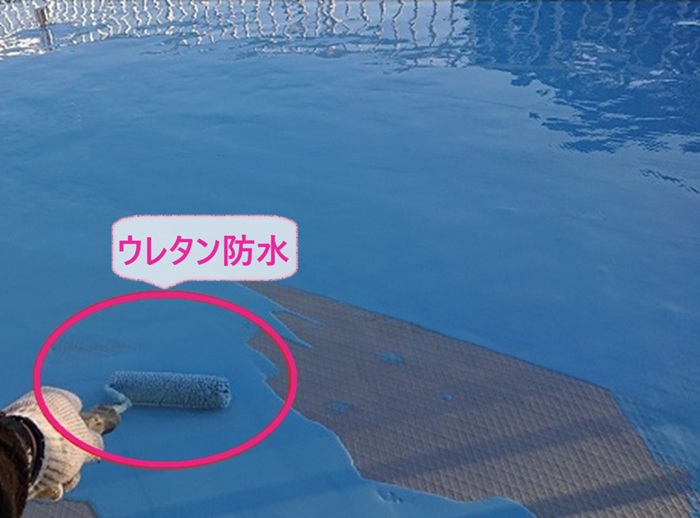 ベランダ床の防水対策でウレタン防水を塗っている様子
