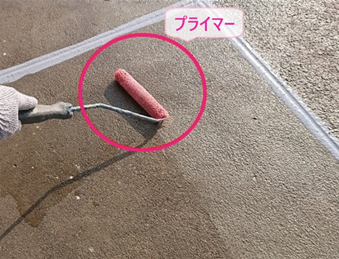 ベランダ床の防水対策でプライマーを塗っている様子
