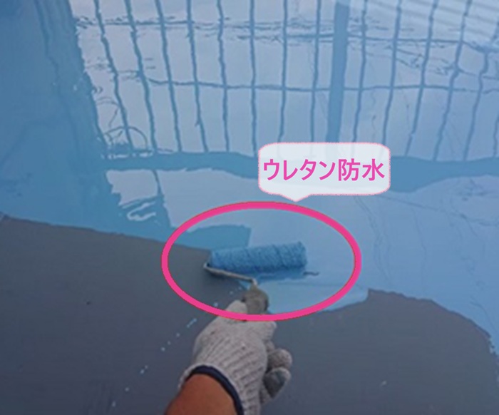 バルコニー床の塗膜防水でウレタン防水を塗っている様子