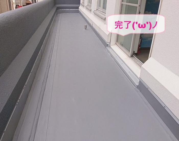 尼崎市の店舗ベランダ防水改修で塩ビシート更新工事が完了した現場の様子