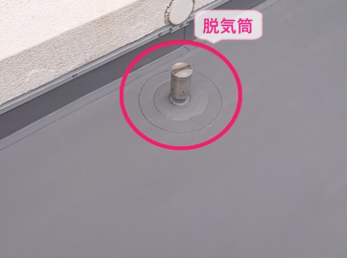 店舗ベランダ防水改修で脱気筒を取り付けている様子