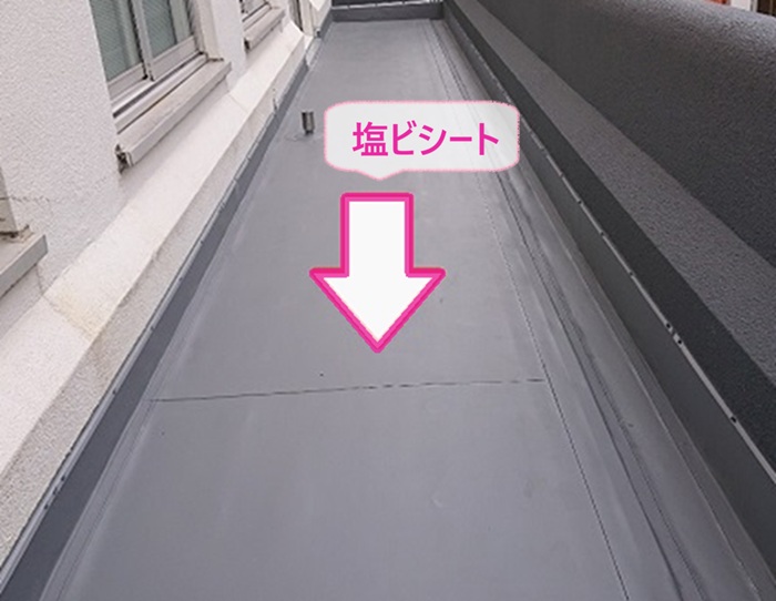 店舗ベランダ防水改修で土間にも塩ビシートを貼っている様子