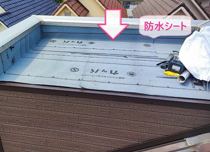 神戸市東灘区の屋根板金修理で防水シートを貼っている様子
