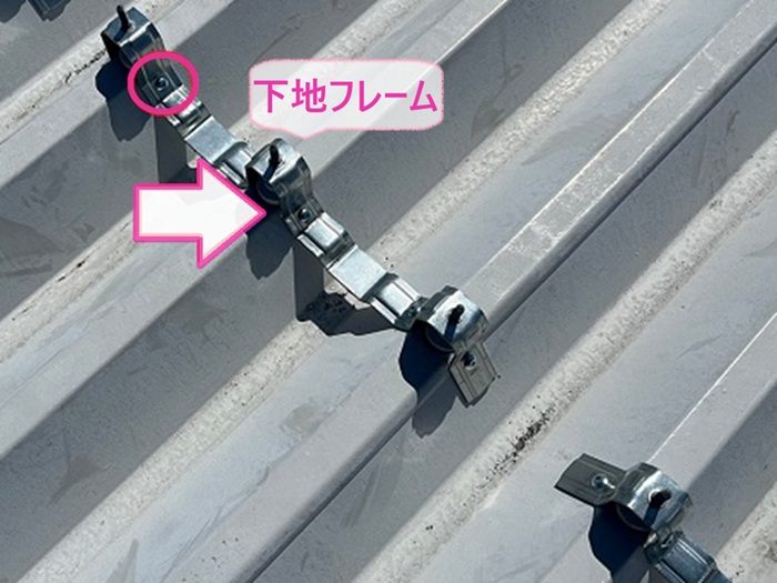 折板屋根リフォームで下地用フレームを既存の屋根材の上に取り付けている様子