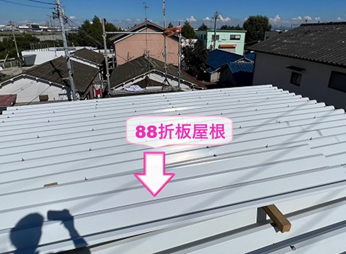 折板屋根リフォームで88折板屋根をレッカーで荷上げしている様子