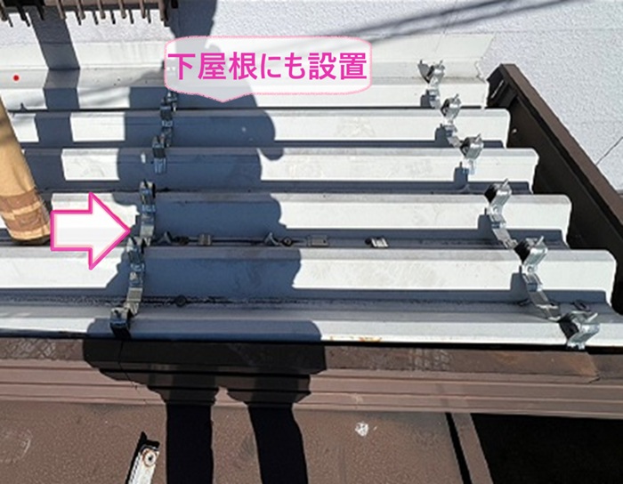 折板屋根リフォームで下屋根にも下地フレームを取り付けている様子