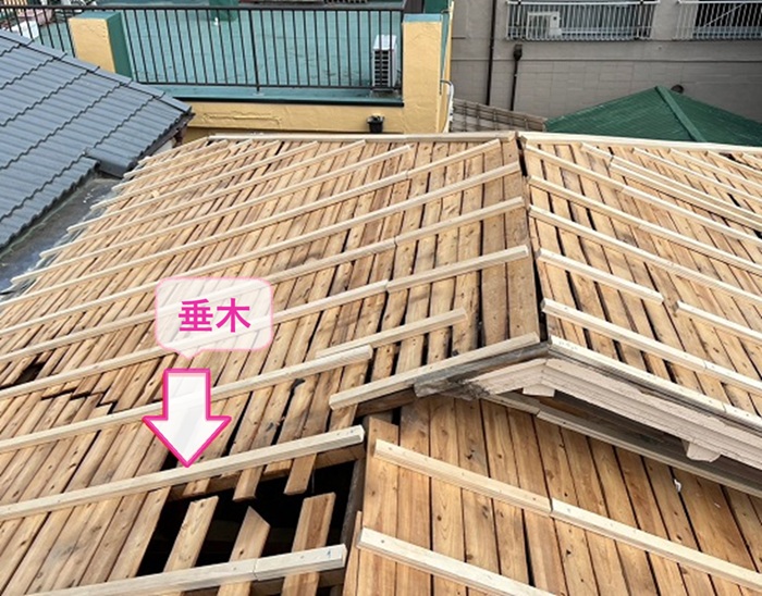 つながり屋根の貼り替え工事で下地補強で垂木を取り付けている様子