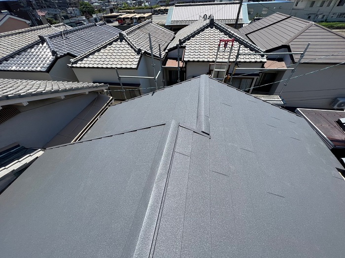 伊丹市で連棟屋根の葺き替えリフォームを行った後のガルバリウム鋼板屋根