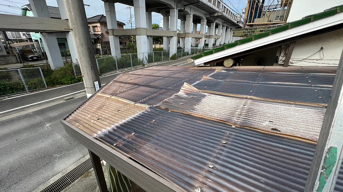 加古川市でガレージ屋根のポリカ波板貼り替えを行う前の様子