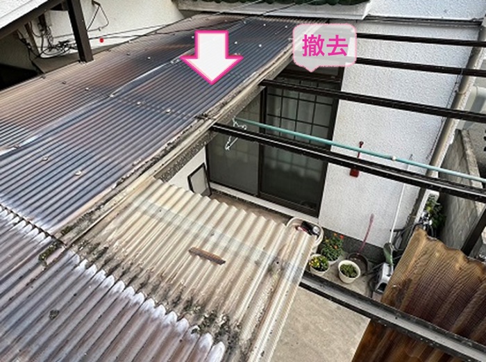 車庫屋根の張り替え工事で既存の波板を撤去している様子