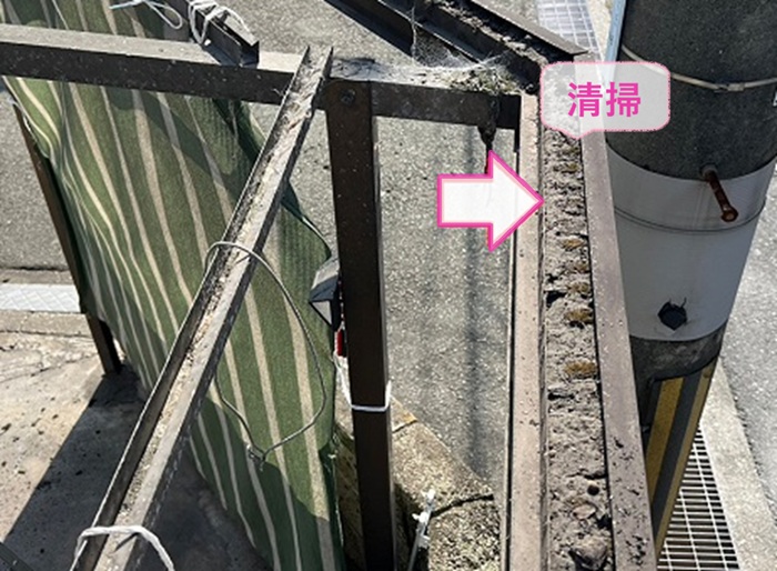 車庫屋根の張り替え工事で雨樋内部を掃除している様子