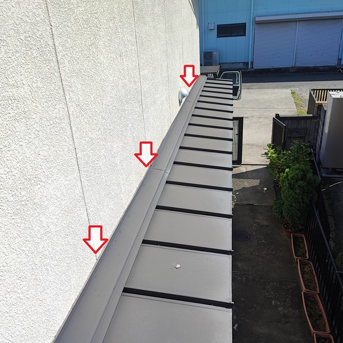 神戸市北区で1階部分への雨漏り修理として板金工事を行う前の様子