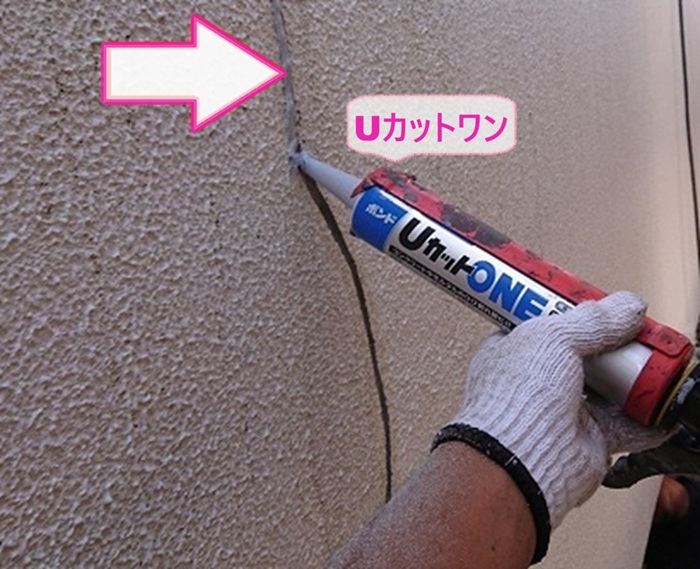 鉄筋コンクリート賃貸の外壁改修でUカットワンを塗っている様子