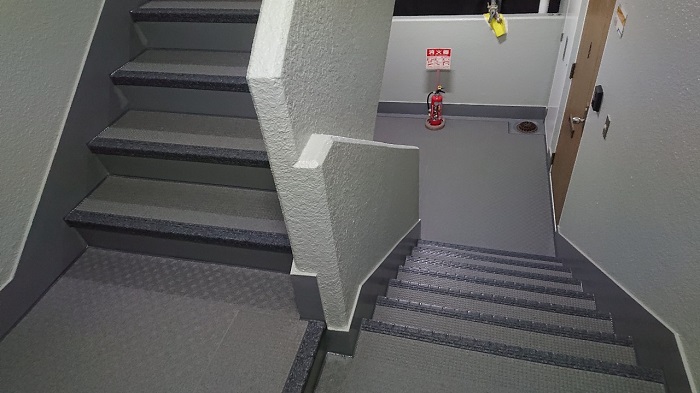 尼崎市のハイツで共用廊下階段へ長尺シートとステップシートを貼った後の様子