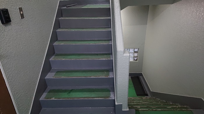 尼崎市共用階段の下地処理完了
