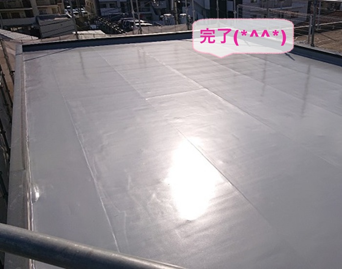 神戸市垂水区の陸屋根の防水改修でウレタン塗膜工法が完了した現場の様子