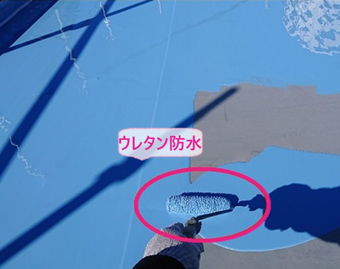 陸屋根の防水改修でウレタン防水を塗っている様子