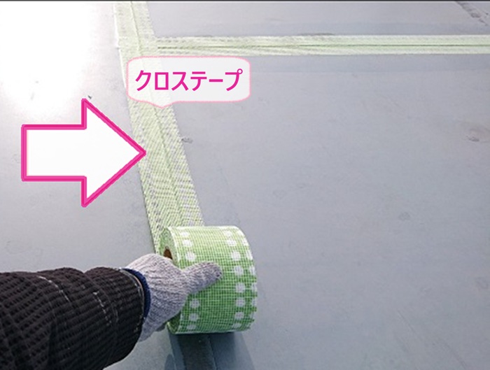 陸屋根の防水改修でジョイントにクロステープを貼っている様子