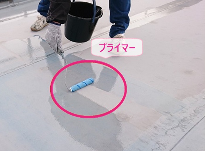 陸屋根の防水改修でプライマーを塗っている様子